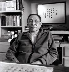 杜月笙为了检查小儿子是否聪明，在桌上放了银元、金条和钞票，说：“儿子，这三样东西