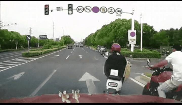 这车骑的是六亲不认，随心所欲，跨过几个车道不说，连身边的小汽车也不当回事，一副我