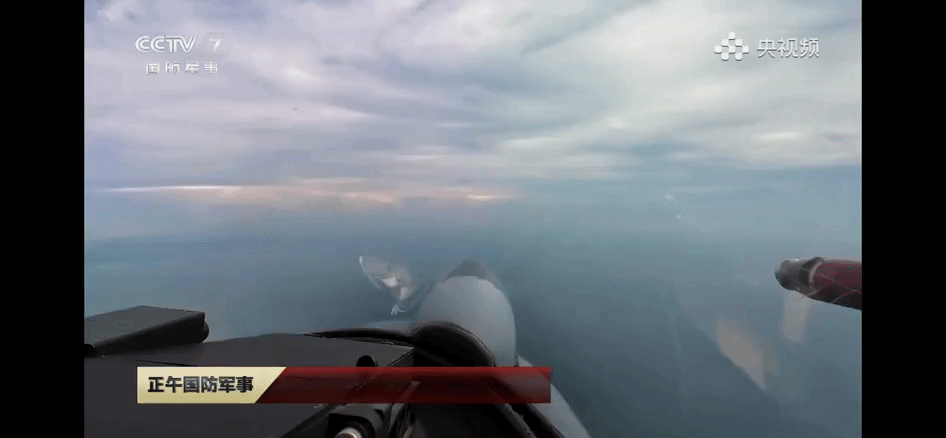 第一视角看导弹从J10C发射出去，飞行员披露了“战机发射导弹、预警机全程制导”的
