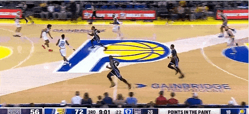 威少快马加鞭直杀禁区，强硬打进2分。威少这场表现不给9.9分说不过去吧，在UC直