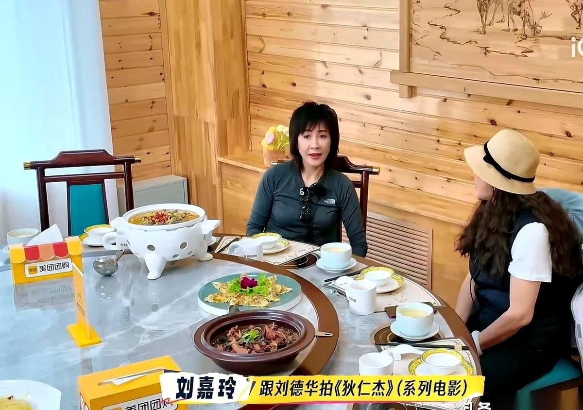 刘德华回酒店，有人从他床底下爬出来。这不是段子，是刘嘉玲亲口说的。拍《狄仁杰》