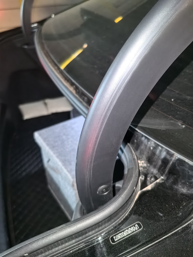 迈腾后备箱内饰没装好后备箱内饰没装好给支架磨出痕可以索赔支架吗