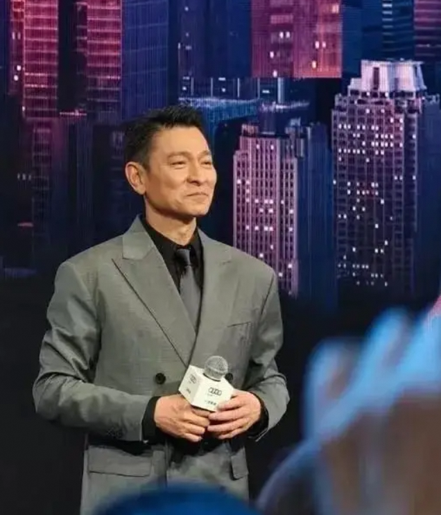 63岁刘德华车展惊艳亮相，灰色西装尽显顶流气场