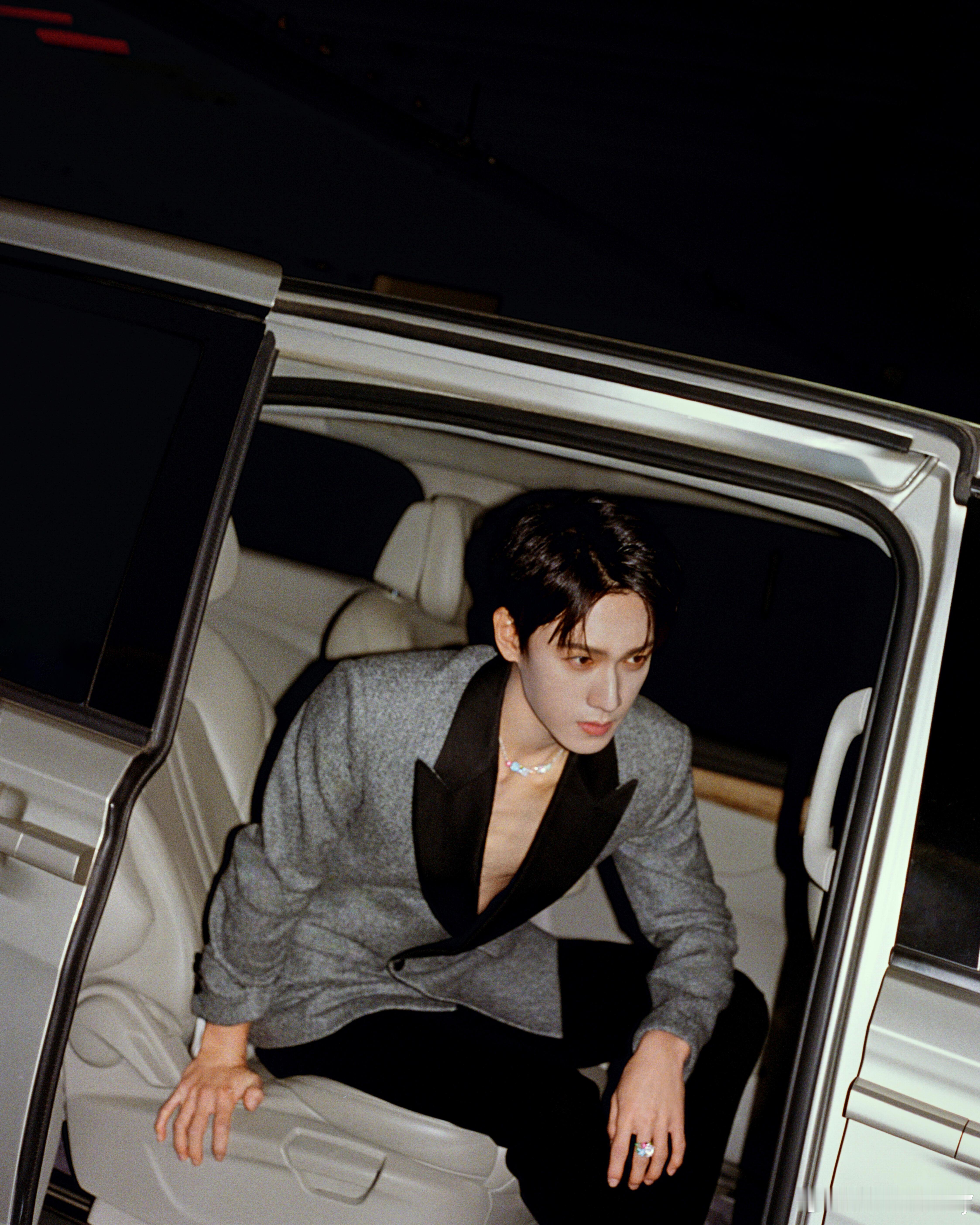 迪奥品牌大使李昀锐亮相北京迪奥之家开幕盛典，身着JonathanAnderso