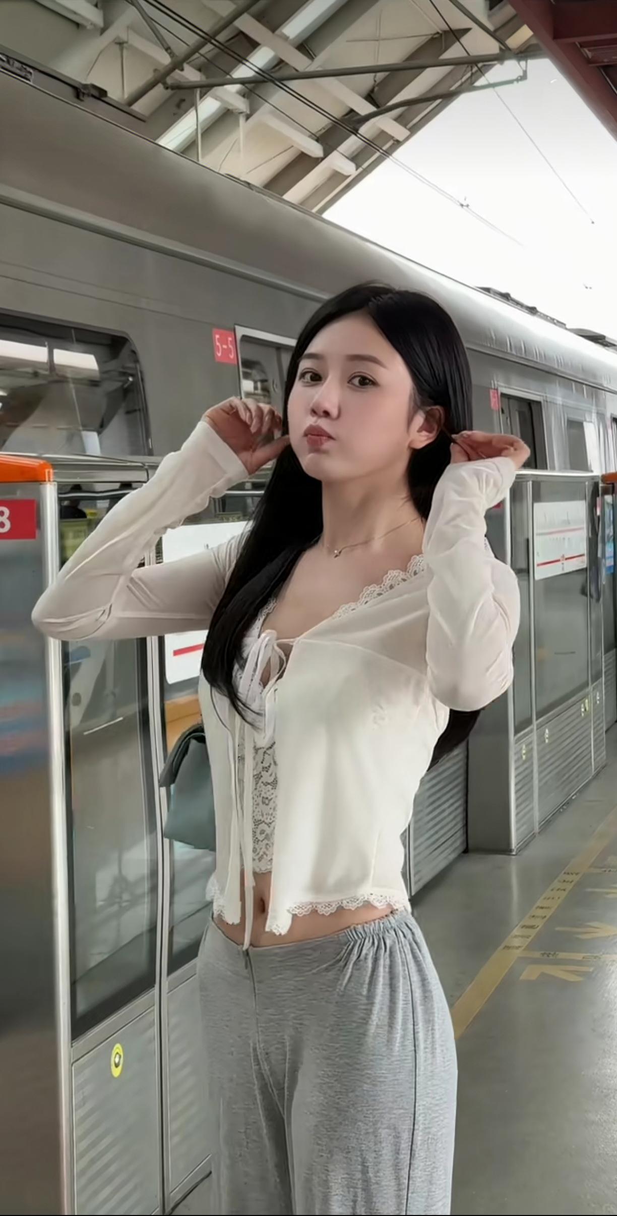 身材苗条，长得漂亮的女孩嘟着嘴更觉可爱。