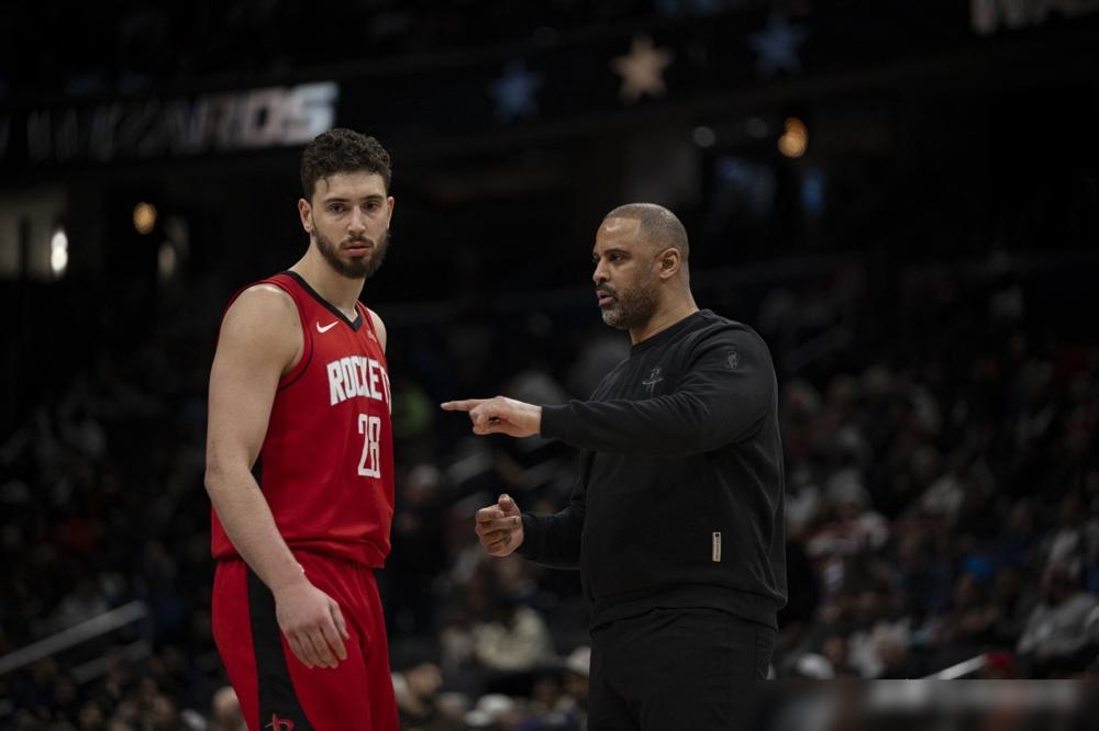 战术板差点被砸碎！乌度卡赛后直接点名四个罪人，话说的比输球本身还难听。他冲着