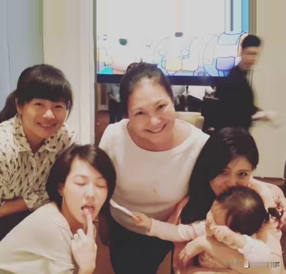 很诡异的是，大S刚死不到24小时迅速火化，火化完才对外报丧。另外，所有这些S