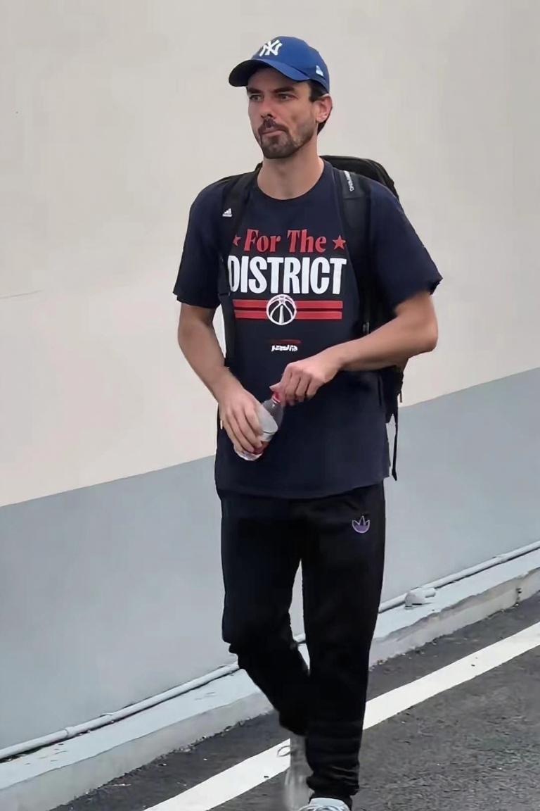 广东宏远三件事！1.广东宏远迎来新的训练师；2.广东宏远主动送胡明轩去美国