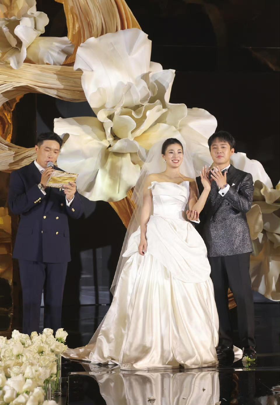 徒弟结婚郭德纲一般只包大红包，不去吃席，于谦和小岳岳是座上宾，做人还得看他俩。嘿