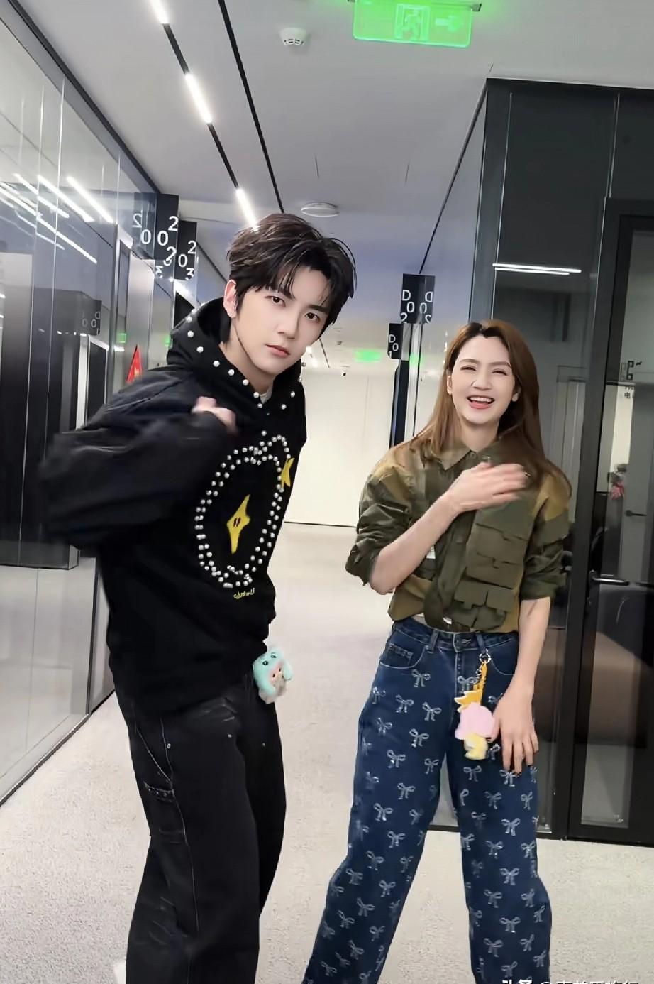 别再可怜单亲家庭的孩子了。洪欣的儿子张镐濂，他的生父从未养过他一天。但这个儿