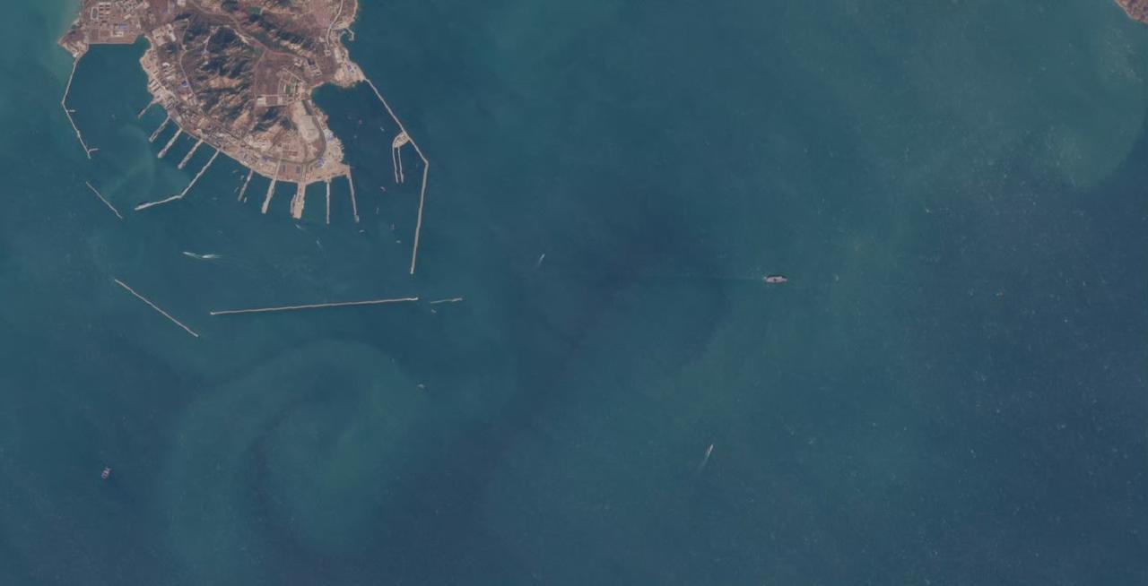 在青岛20多天后，福建舰离开港口，突堤式码头上只剩下大哥辽宁号。在青岛期间，这哥