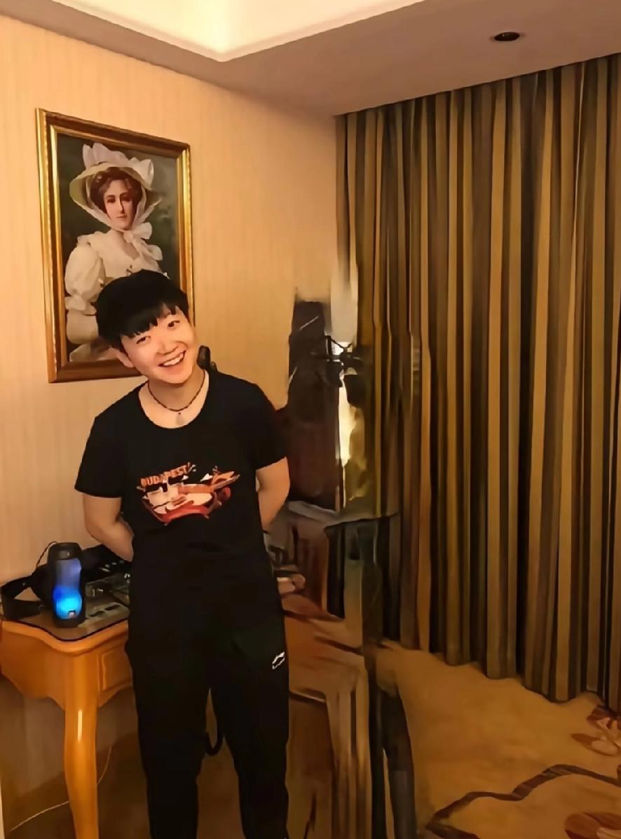 莎莎日常小记看这笑容多灿烂～莎莎真的是那种自带阳光属性的人，不管什么时候看