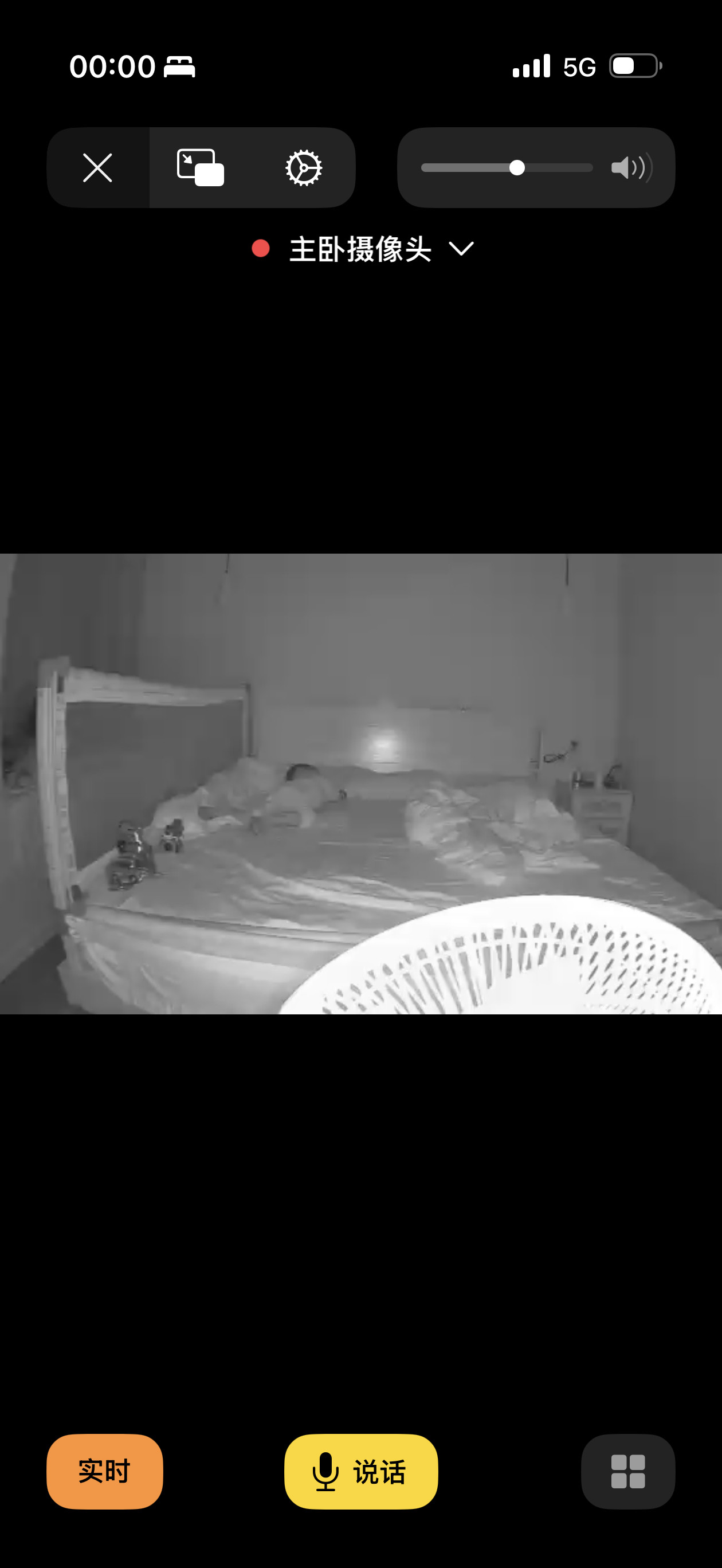 咋这么多小孩0点了还不睡觉还在小区外面玩，家长也不管么，我儿再皮十点多也会睡