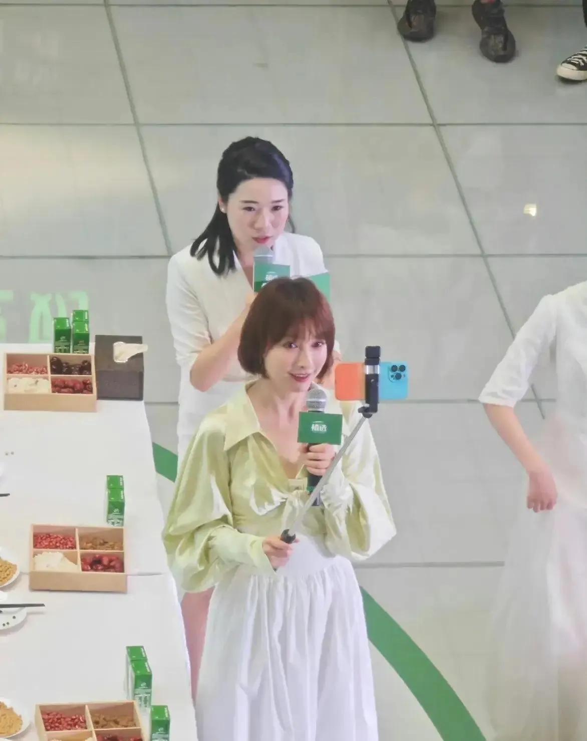 吴昕，她好像脸变得很小很饱满，鼻子不那么突出了，五官也柔和了很多，有点儿日系美女