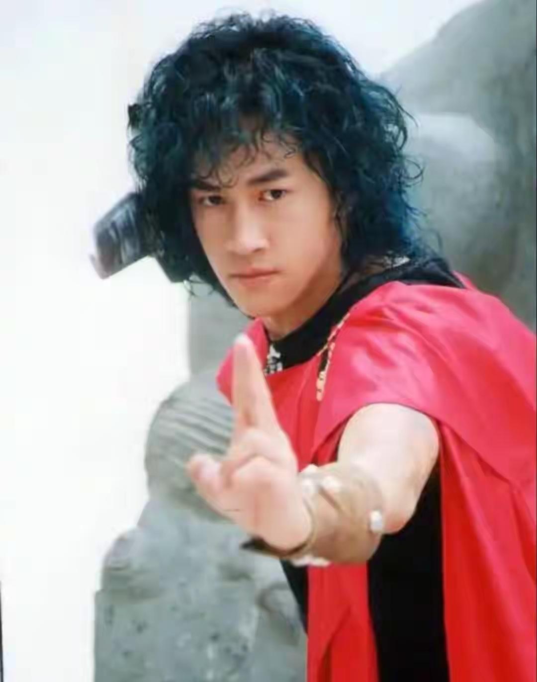 何润东因新晋“粉底液将军”意外翻红，14年前演的糙汉将军皮肤粗糙、有汗渍，被网友