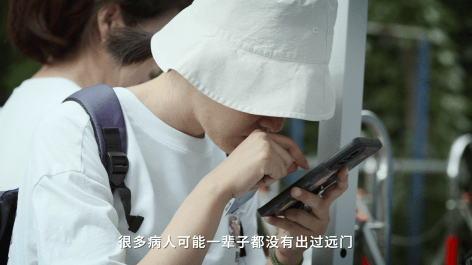 县城突然来了个会行走的医院通过这个方式能够帮助到这位老爷爷的话，真的是让人觉得还