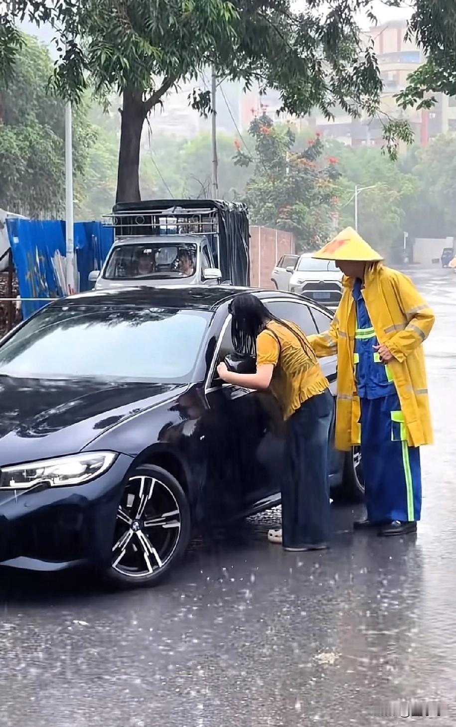 这个视频传到哪里了？暴雨中女子用尽全力拉住车门苦苦哀求，而车里的人却没有一丝动