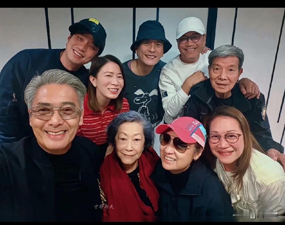 发哥最帅[赞]苗侨伟戚美珍夫妇和黄宗泽等好友相聚享受新年假期佘诗曼和71岁