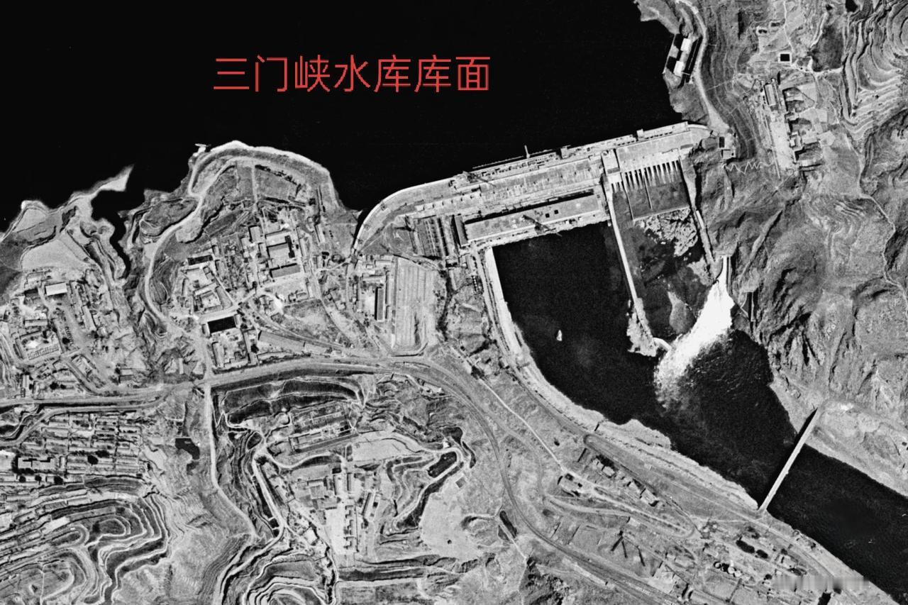 分享一张老照片吧上世纪七十年代末，美国高空侦察机拍摄的我国三门峡水库照片。