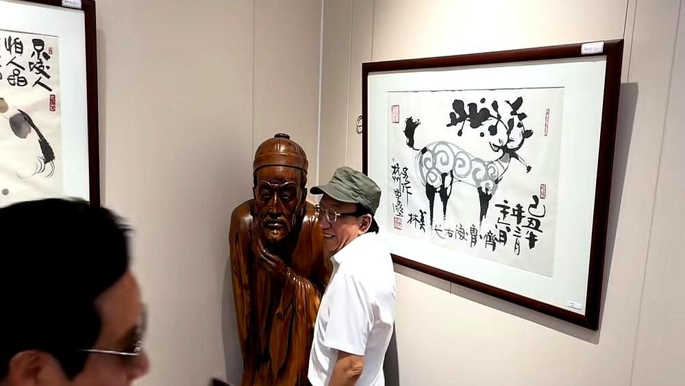 别把二哥推入海河，那得翻起多大的浪花？杨议对着直播间弹幕，笑着接梗：“好嘛，