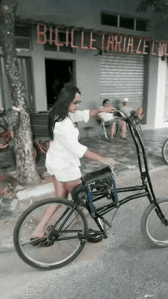 这自行车太有创意了，不用腿蹬，用坐力骑行，估计不会很省力吧！