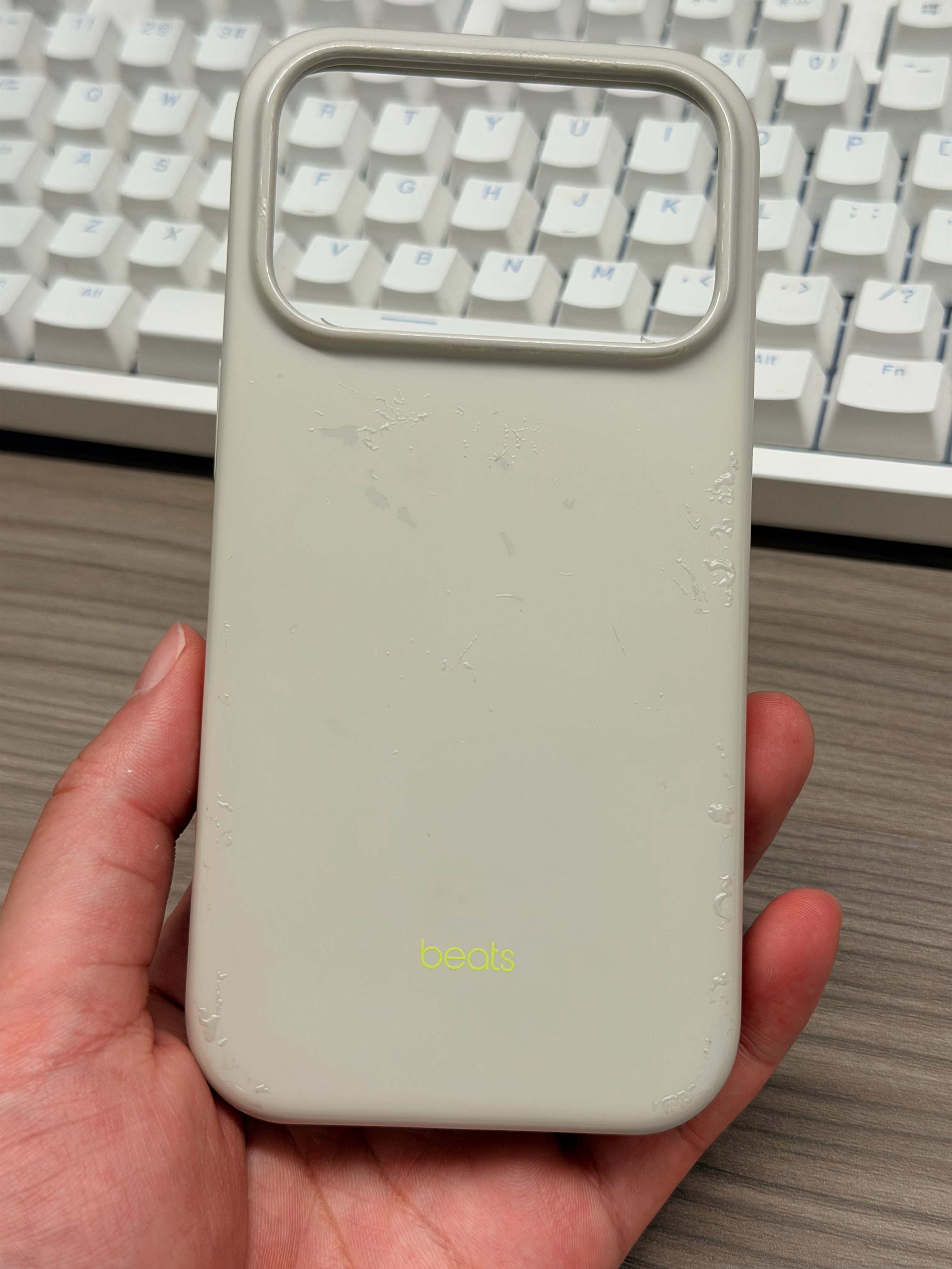 上个礼拜送的beats手机壳我去桂林用了几天就成这样了官网卖的手机壳也就这样的质