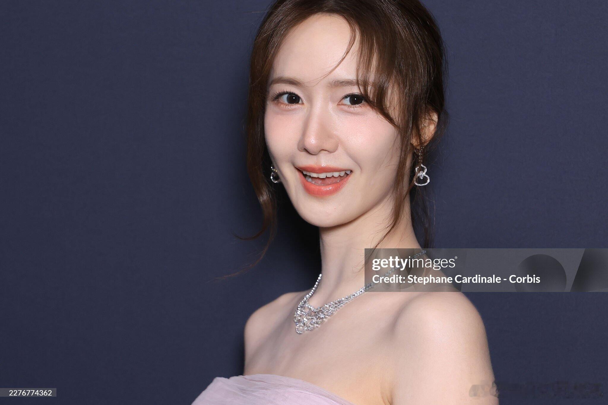 林允儿出席戛纳电影节开云女性电影奖颁奖典礼，这生图状态很能打了。