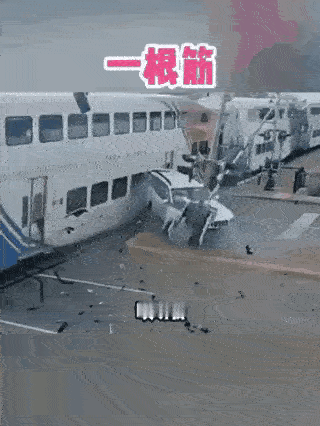 本是事故受害方，最后演变成责任事故列车即将进入路口，两边杆子缓缓落下