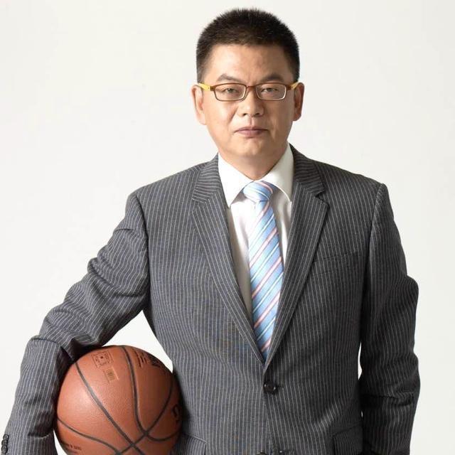 苏群在评价广厦队战胜深圳的比赛时认为:全场胶着的对决，看似分差不大，实则两队硬实