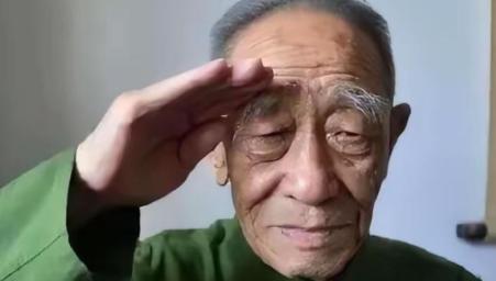 他是强渡大渡河的英雄营长，却被扣上汉奸帽子批斗20年，老战友杨得志亲自登门，看到