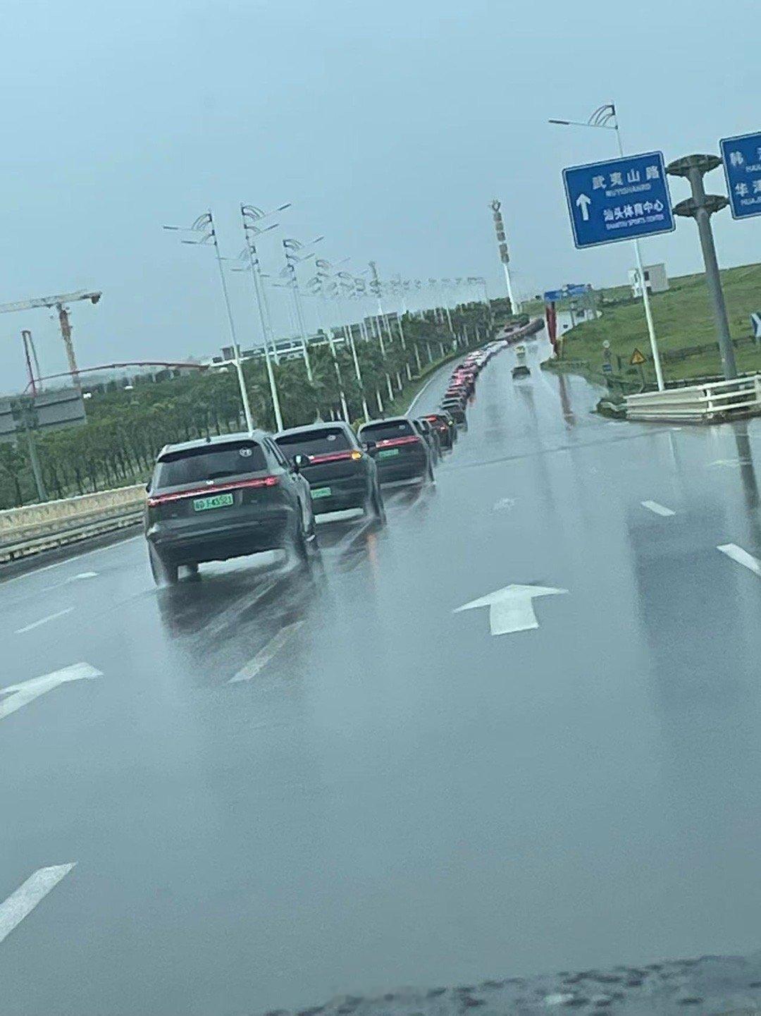 编队行驶真是高风险[笑着哭]​​​