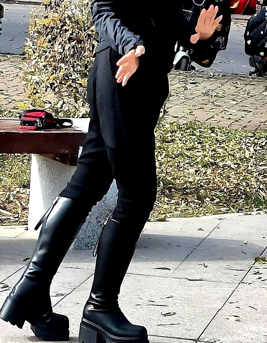 “蹲得再低一点!”——公园角落,老李把膝盖压得咔哒响,旁边手机还在播“标准太极示