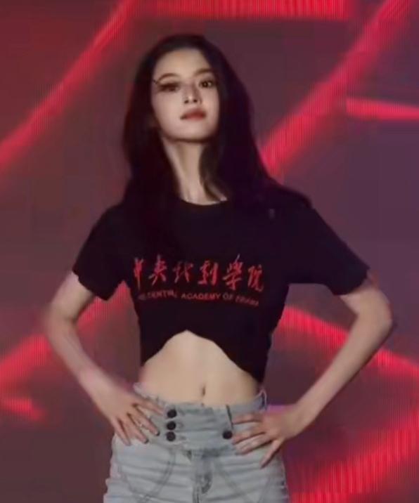 黄杨钿甜在中戏迎新晚会表演舞蹈，跳得十分卖力，就是舞蹈水平一般，看得出来没什么天