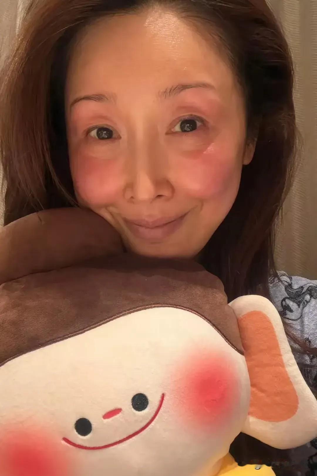 这居然是唱祝你平安的孙悦，素颜状态不忍直视，宁静没有撒谎，宁静说过女明星卸了妆都