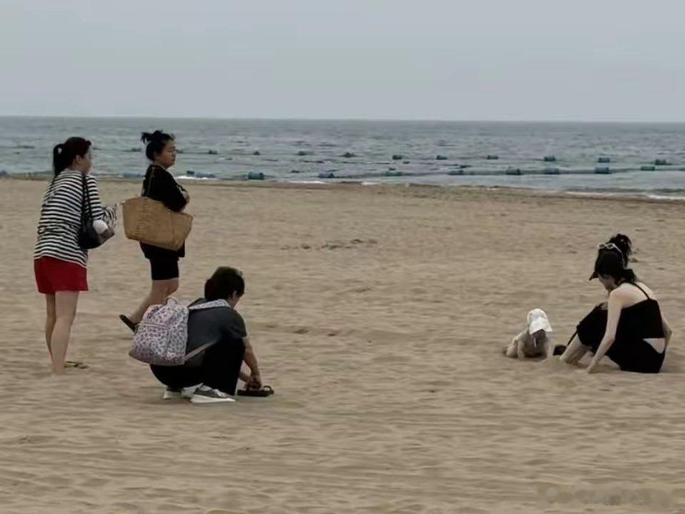 陈伟霆真疼何穗出来带个娃配了三个保姆怪不得她生完娃身材和没生时一个样，还花时间陪