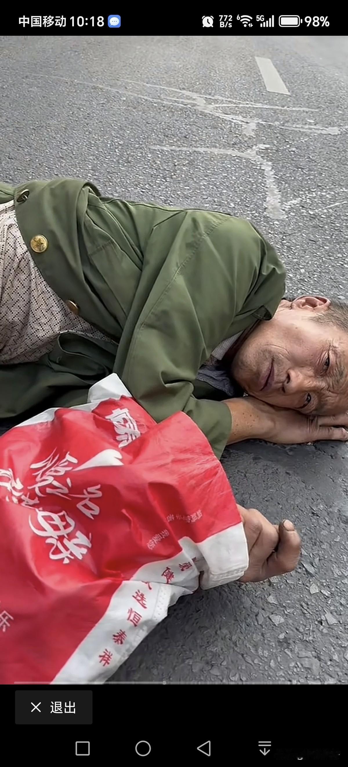 坏人当中，也是有诚实些的人的。一名女子看到有一个穿黄色上衣的中年