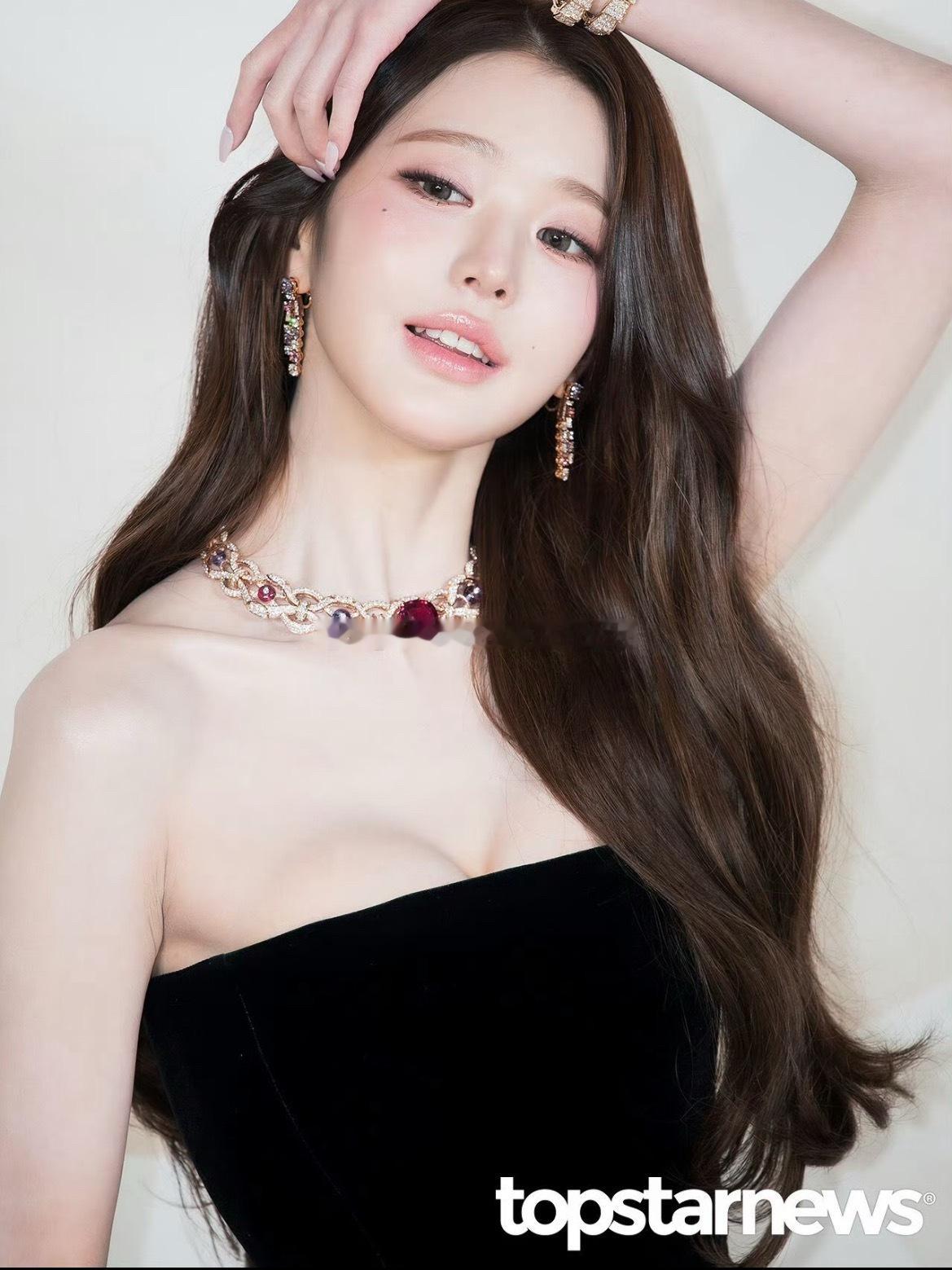 张元英黑色抹胸丝绒裙今日宝格丽活动生图，完全女神降临