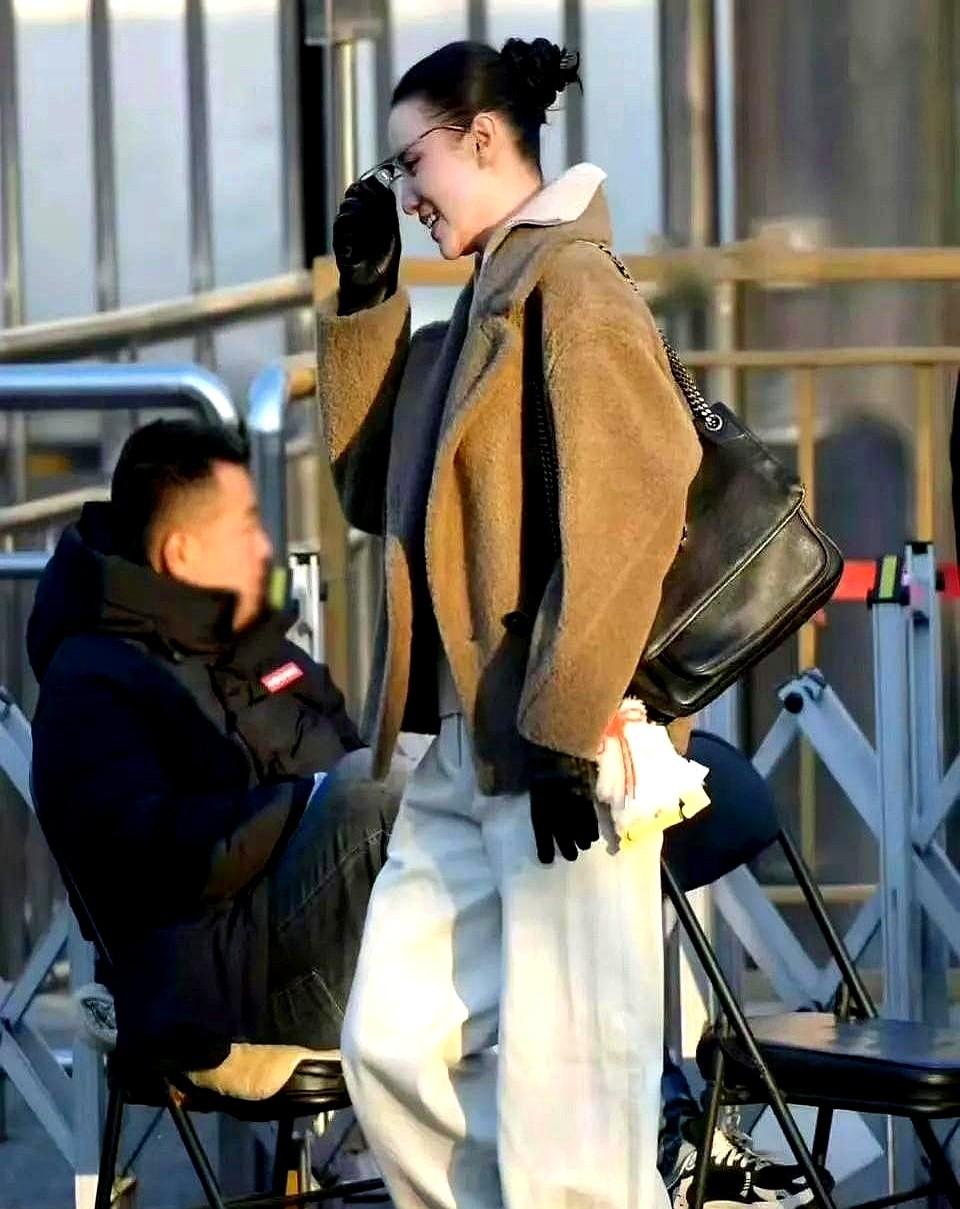 买了宋佳同款，却穿不出那味儿。最近44岁的宋佳一套街拍火了，棕色羊羔毛配米白