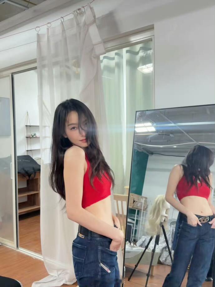 宋茜性感抹胸，身材真的顶啊……