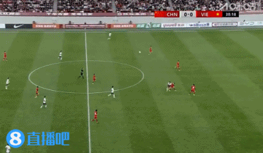 杜月徴接队友中线附近的长传弹地球，抢在越南两个队员夹防之前临空抽出一记极富想象力