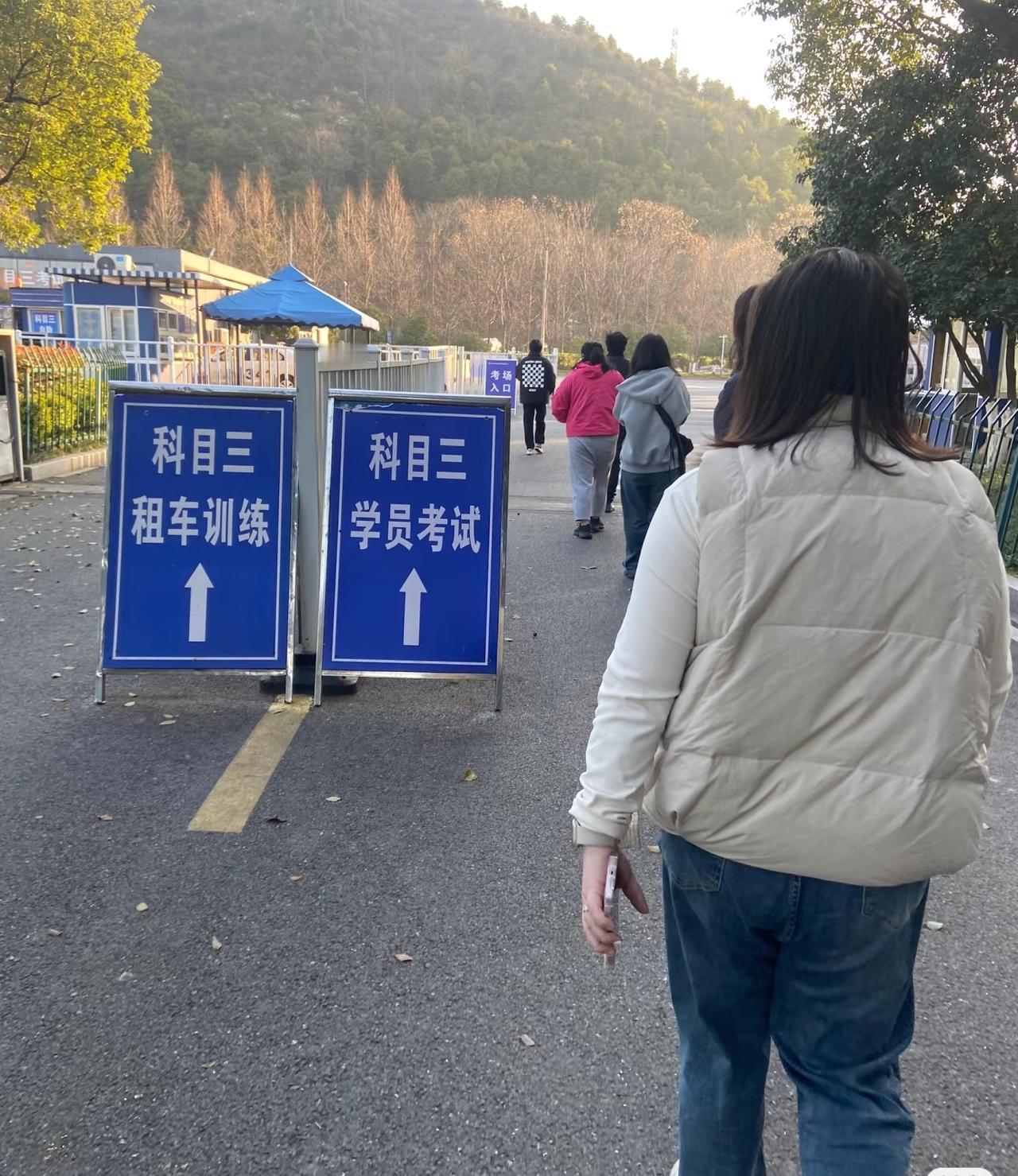 我真的服了！科目三没预约成功，教练居然不让我练车！这合理吗？😤昨天下午，我