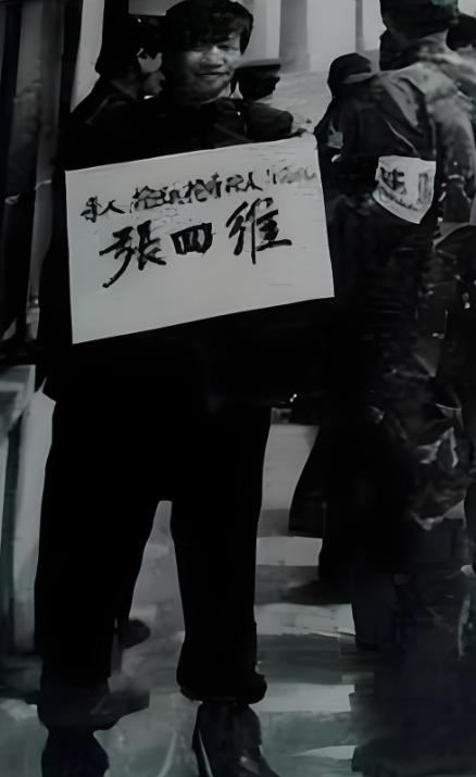 1994年初冬，黑龙江省海林市公安局的一间会议室里烟雾缭绕，专案组的刑警们面对一