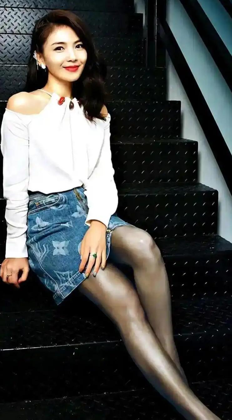 都市时尚少女，黑白楼梯上的优雅姿态真的是太漂亮了黑白楼梯设计棕色格子美女