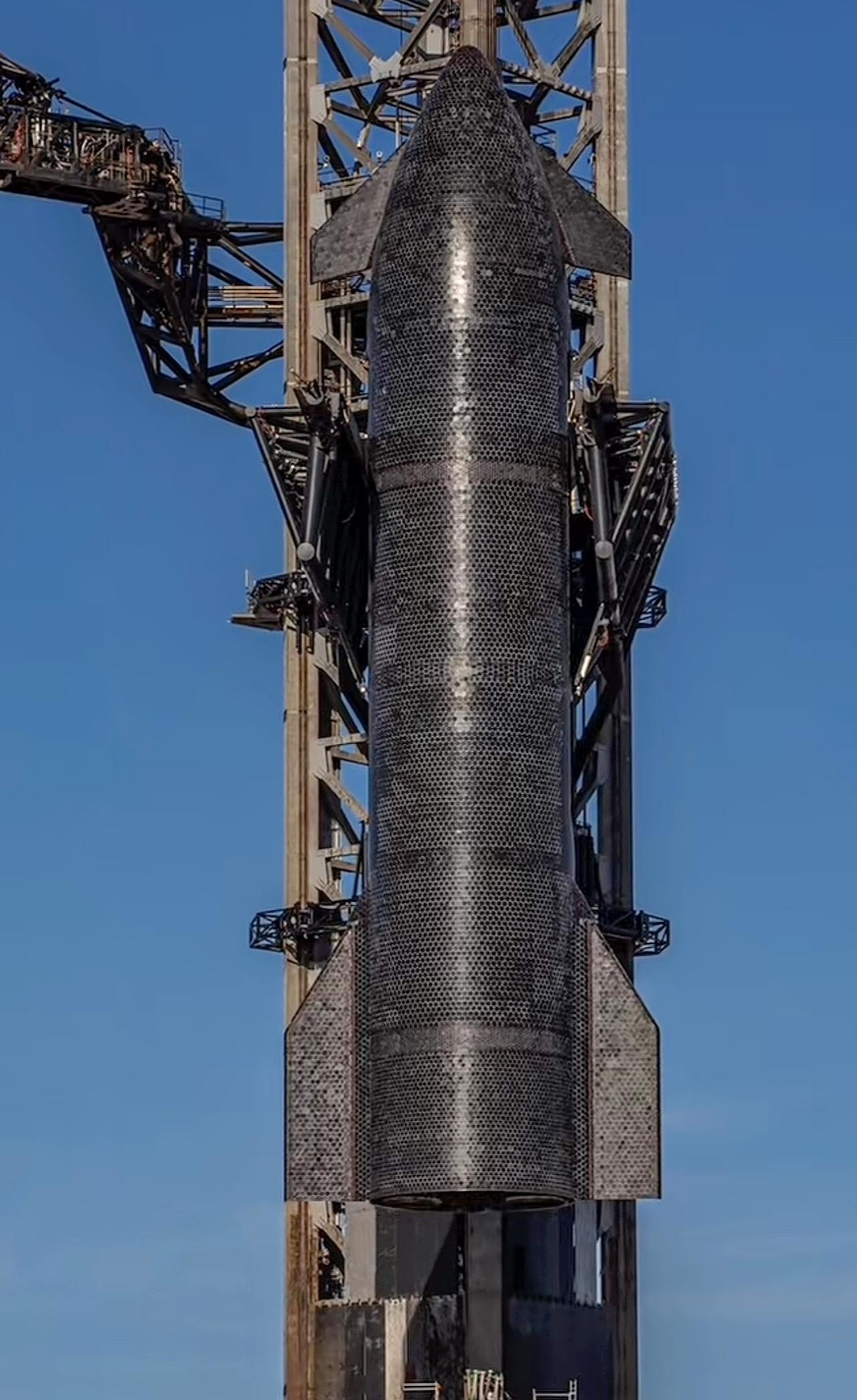 马斯克的spacex真的没有神话，更没私密，任何人可以近距离拍摄观察，外表很简陋