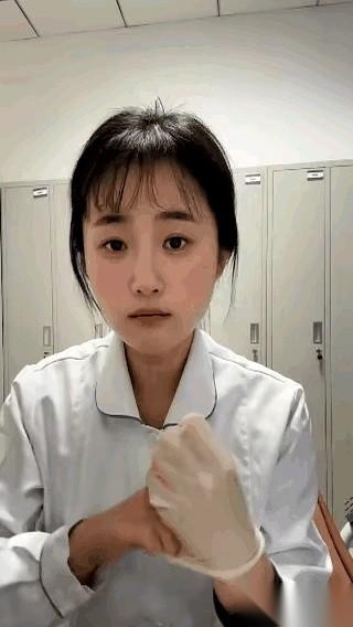 戴个医用手套，四个指头都顺顺当当进去了，就中指，死活卡那儿。你说气不气？旁边