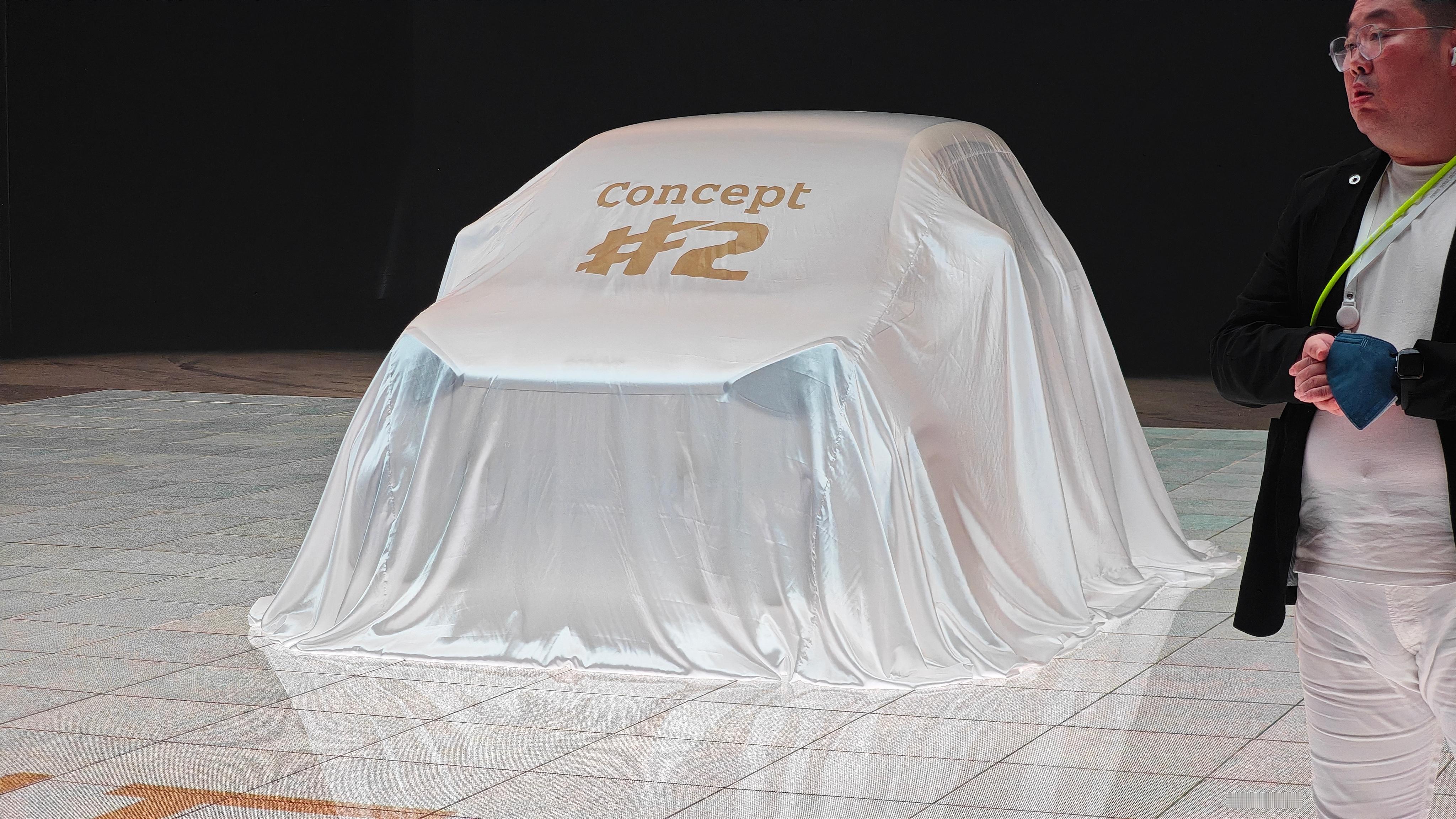 今晚smart精灵2号的概念车就要正式发布啦，不过其实从盖布底下已经能看出大灯的