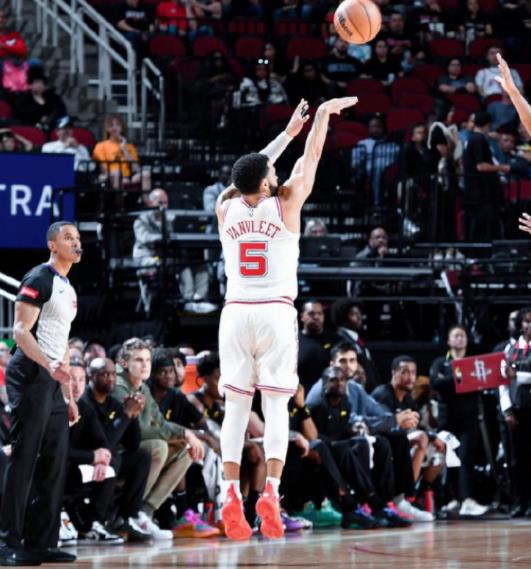 火箭队的老将范弗里特拥有交易否决权，而且范弗里特跟火箭队教练组、管理层的关系都非