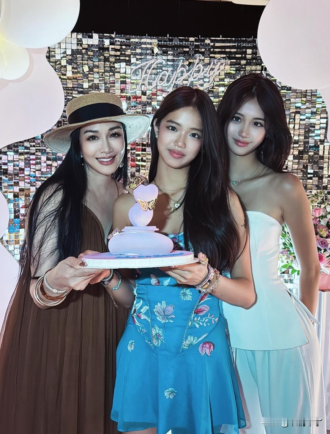 钟丽缇一家的浓颜真的绝了！尤其是考拉，五官简直太能打了。深眼窝、长睫毛、高挺鼻梁