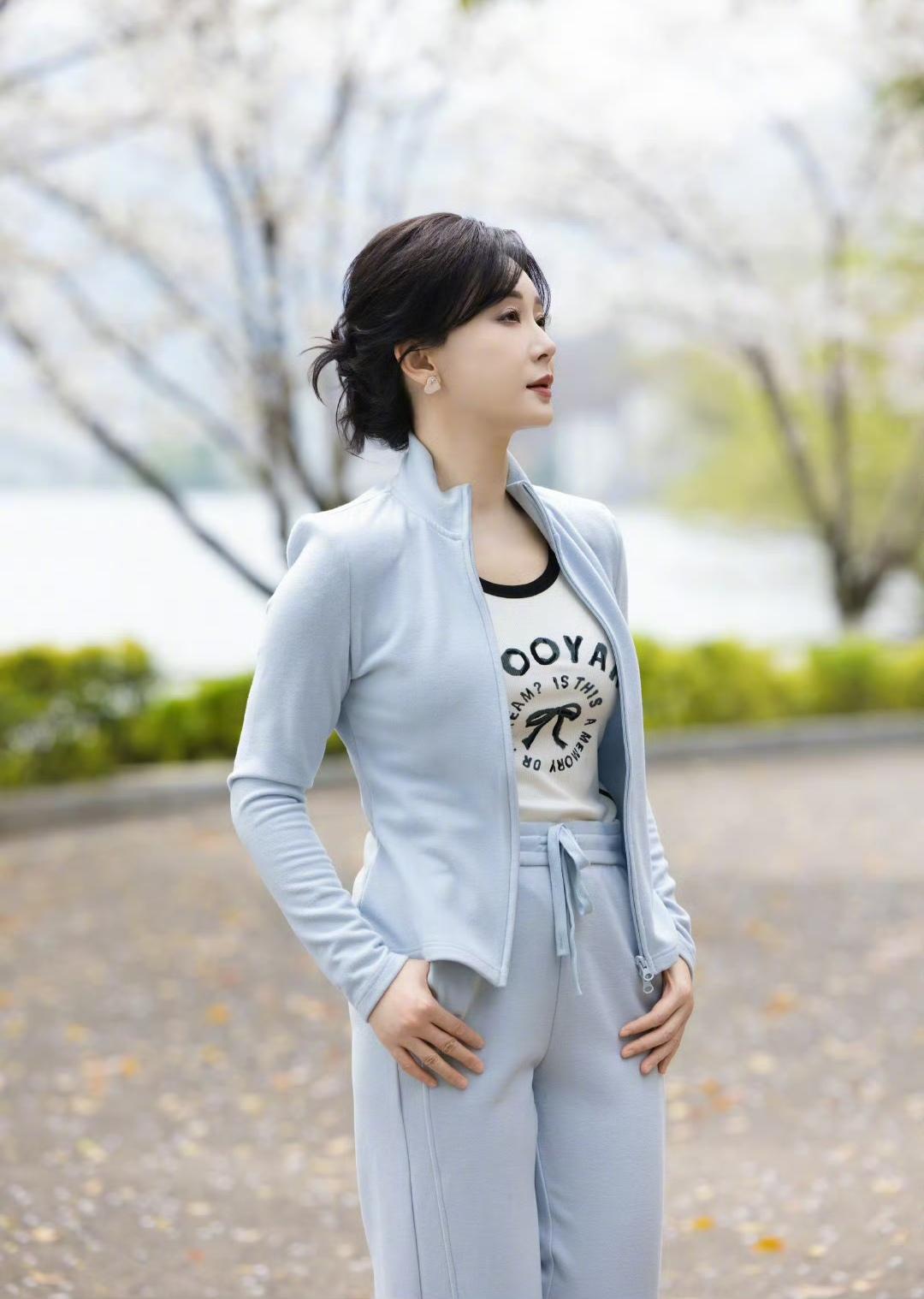 49岁的中年女人春天穿浅蓝色好看吗？好看还是不好看，先看了陈数的浅蓝色套装穿