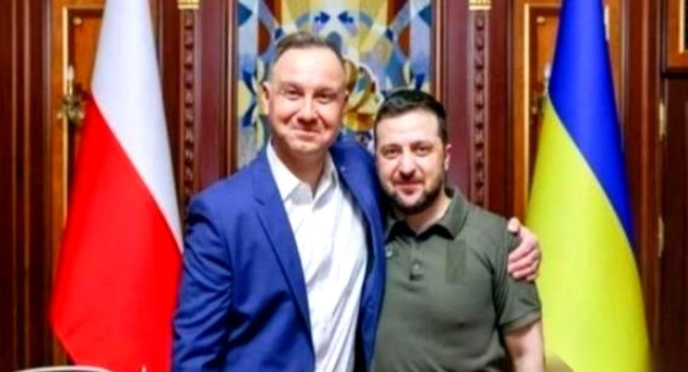 波兰这哥们儿，真是把人格分裂玩明白了。一边咬牙切齿地给乌克兰送武器，一边心里还